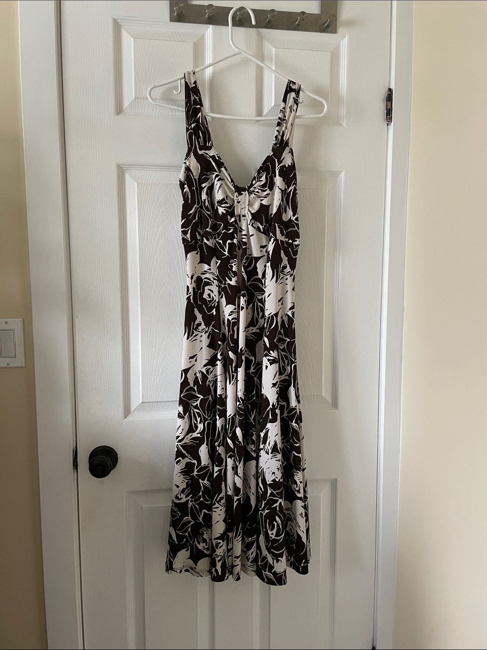 1990s style brown and white travel friendly resort beach dress